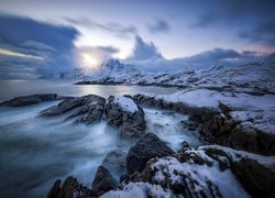 Norwegia, Lofoty, Morze Norweskie, Wyspa Flakstadøya, Skały, Śnieg