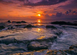 Wybrzeże wyspy Jawa w Indonezji o zachodzie słońca