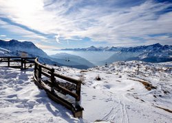 Wyciąg narciarski w górach zimą