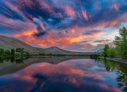 Wydmy i jezioro w Parku stanowym Bruneau Dunes