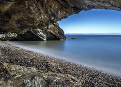 Wyjście z jaskini z widokiem na morze