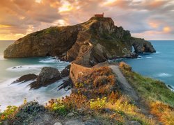 Hiszpania, Kraj Basków, Prowincja Vizcaya, Wyspa Gaztelugatxe, Skały, Morze, Kościół