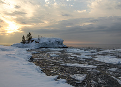 Stany Zjednoczone, Stan Minnesota, Jezioro Górne, Wysepka Hollow Rock, Zima, Śnieg, Skała, Drzewa