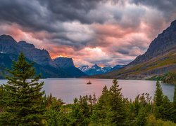 Stany Zjednoczone, Stan Montana, Park Narodowy Glacier, Góry, Jezioro, Saint Mary Lake, Drzewa, Chmury, Zachód słońca