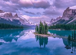 Park Narodowy Jasper, Góry, Jezioro Maligne, Drzewa, Chmury, Alberta, Kanada