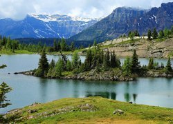 Góry, Jezioro, Rock Isle Lake, Wysepka, Skały, Drzewa, Park Narodowy Banff, Alberta, Kanada