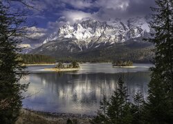 Wysepki na górskim jeziorze Eibsee Lake