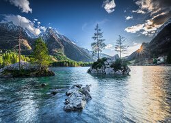 Wysepki na jeziorze Hintersee w Alpach Bawarskich