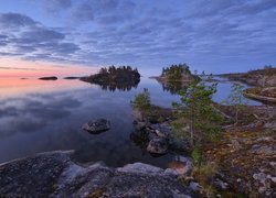 Wysepki na jeziorze Ładoga w Republice Karelii