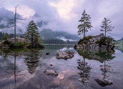 Jezioro Hintersee, Mgła, Wysepki, Drzewa, Skały, Kamienie, Góry, Alpy, Berchtesgaden, Bawaria, Niemcy