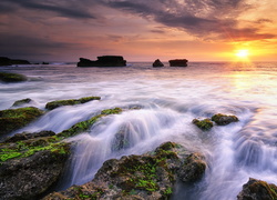 Indonezja, Wyspa Bali, Morze, Skały, Zachód słońca, Chmury