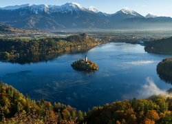 Wyspa Blejski Otok na jeziorze Bled na tle Alp Julijskich w Słowenii