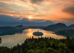 Wyspa Blejski Otok na jeziorze Bled w promieniach zachodzącego słońca