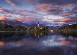 Słowenia, Jezioro Bled, Wyspa Blejski Otok, Kościół Zwiastowania Marii Panny, Góry, Chmury, Odbicie