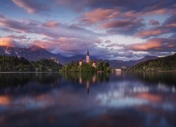 Wyspa Blejski Otok na jeziorze Bled