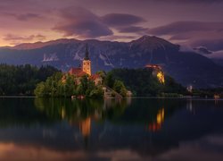 Słowenia, Zmrok, Jezioro Bled, Wyspa Blejski Otok, Kościół Zwiastowania Marii Panny, Góry, Chmury, Odbicie