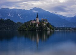 Słowenia, Wyspa Blejski Otok, Jezioro Bled, Wysepka, Kościół Wniebowzięcia Marii Panny, Mgła, Odbicie