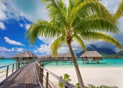 Wyspa Bora Bora z molo prowadzącym do drewnianych domków