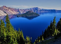 Wyspa Czarodzieja na Jeziorze Kraterowym w Oregonie