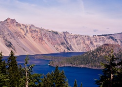 Wyspa Czarodzieja na jeziorze Kraterowym w stanie Oregon w Stanach Zjednoczonych