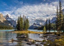 Kanada, Park Narodowy Jasper, Góry, Jezioro Maligne, Wyspa Ducha, Chmury, Drzewa, Kamienie