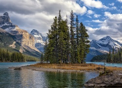 Kanada, Park Narodowy Jasper, Góry, Jezioro Maligne, Wyspa Ducha, Chmury, Drzewa