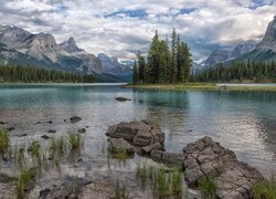 Kanada, Park Narodowy Jasper, Jezioro Maligne, Wyspa Ducha, Góry, Chmury, Drzewa