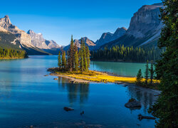 Kanada, Alberta, Park Narodowy Jasper, Jezioro Maligne, Wyspa Ducha, Góry, Drzewa