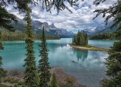 Park Narodowy Jasper, Jezioro Maligne, Wyspa Ducha, Drzewa, Lasy, Góry, Chmury, Alberta, Kanada