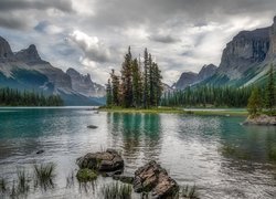 Kanada, Alberta, Park Narodowy Jasper, Jezioro, Maligne Lake, Wyspa Duchów, Chmury, Drzewa, Góry