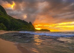 Stany Zjednoczone, Hawaje, Wyspa Kauai, Ocean, Morze, Wybrzeże, Plaża Tunnels Beach, Góry, Palmy, Roślinność, Zachód słońca