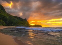 Stany Zjednoczone, Hawaje, Wyspa Kauai, Ocean, Morze, Wybrzeże, Plaża Tunnels Beach, Góry, Palmy, Roślinność, Zachód słońca