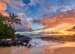 Wyspa Maui na Hawajach w promieniach zachodzącego słońca