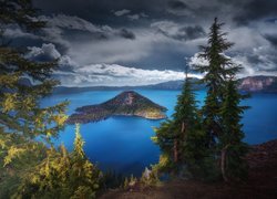 Wyspa na jeziorze Kraterowym w stanie Oregon