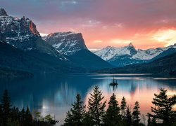 Park Narodowy Glacier, Jezioro, Saint Mary Lake, Góry, Drzewa, Chmury, Zachód słońca, Stan Montana, Stany Zjednoczone