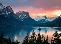 Wyspa na jeziorze Saint Mary Lake w Parku Narodowym Glacier