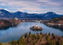 Słowenia, Wyspa Blejski Otok, Jezioro Bled, Kościół Wniebowzięcia Marii Panny, Góry, Drzewa, Chmury