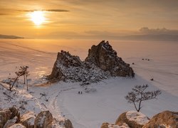 Zima, Śnieg, Skały, Wyspa Olchon, Zaśnieżone, Jezioro Bajkał, Wschód słońca, Drzewa, Ludzie, Obwód irkucki, Rosja