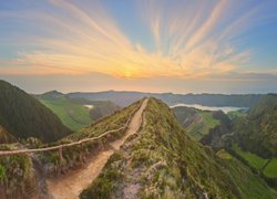Góry, Ścieżka, Jeziora, Wschód słońca, Wyspa Sao Miguel, Wyspa Świętego Michała, Gmina Ponta Delgada, Azory, Portugalia