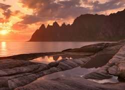 Wyspa Senja w Norwegii o zachodzie słońca