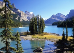 Kanada, Park Narodowy Jasper, Góry, Jezioro Maligne Lake, Wyspa Spirit Island, Drzewa