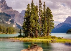 Wyspa Ducha, Wyspa Spirit Island, Jezioro Maligne, Park Narodowy Jasper, Kanada, Góry, Drzewa