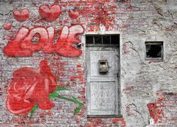 Wyznanie miłości na murze starego domu