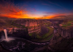 Wyżyna Kolumbii z wodospadem Palouse Falls w stanie Waszyngton