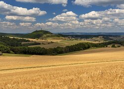 Lato, Pole, Wzgórza