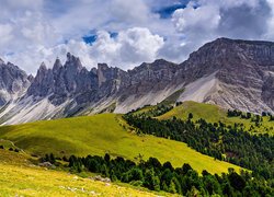 Wzgórza na tle Dolomitów