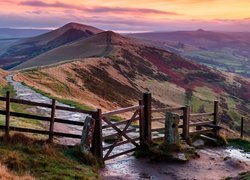 Anglia, Park Narodowy Peak District, Hrabstwo Derbyshire, Wzgórze Mam Tor, Wzgórza, Droga, Płot, Wschód słońca