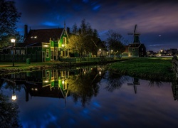 Zaanse Schans, Holandia, Noc, Dom, Wiatrak, Odbicie