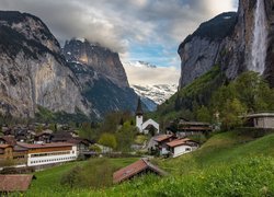 Zabudowania w dolinie Lauterbrunnental w Szwajcarii