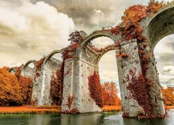 Zabytkowy akwedukt Maintenon we Francji w jesiennej scenerii